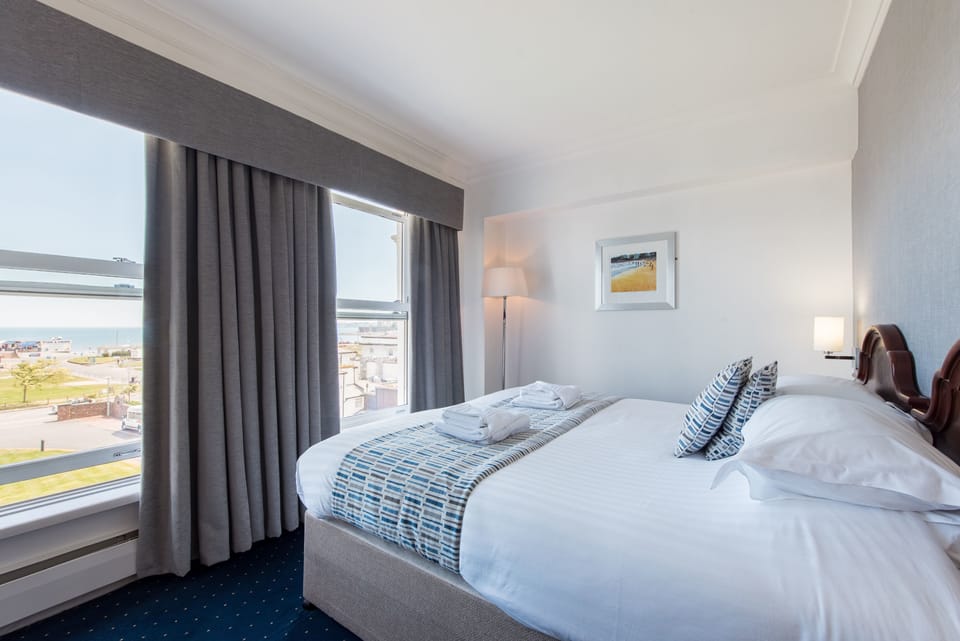 Club Twin Room | Desk, iron/ironing board, free WiFi, bed sheets