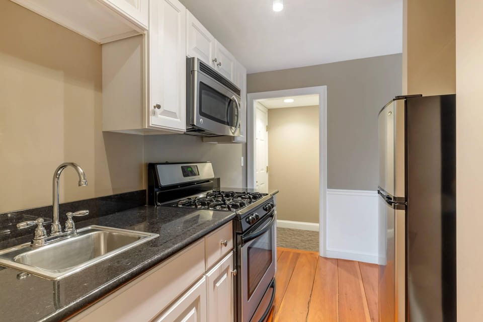 Suite, 1 King Bed with Sofa bed, Non Smoking | Individually decorated, individually furnished, iron/ironing board, WiFi