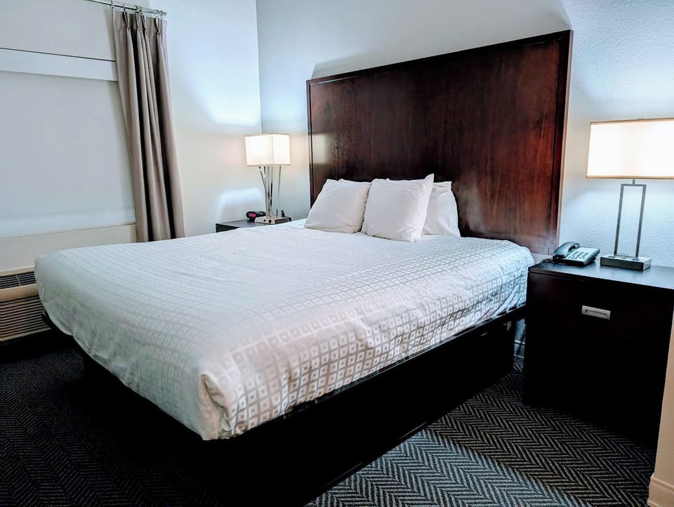 Premium bedding, in-room safe, individually decorated