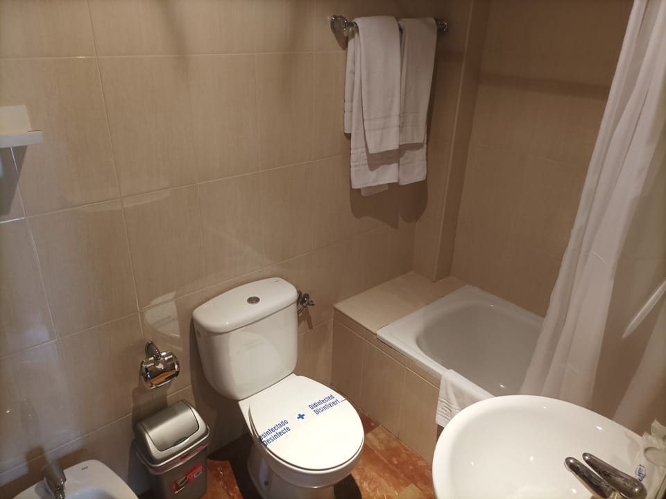 Shower, free toiletries, towels