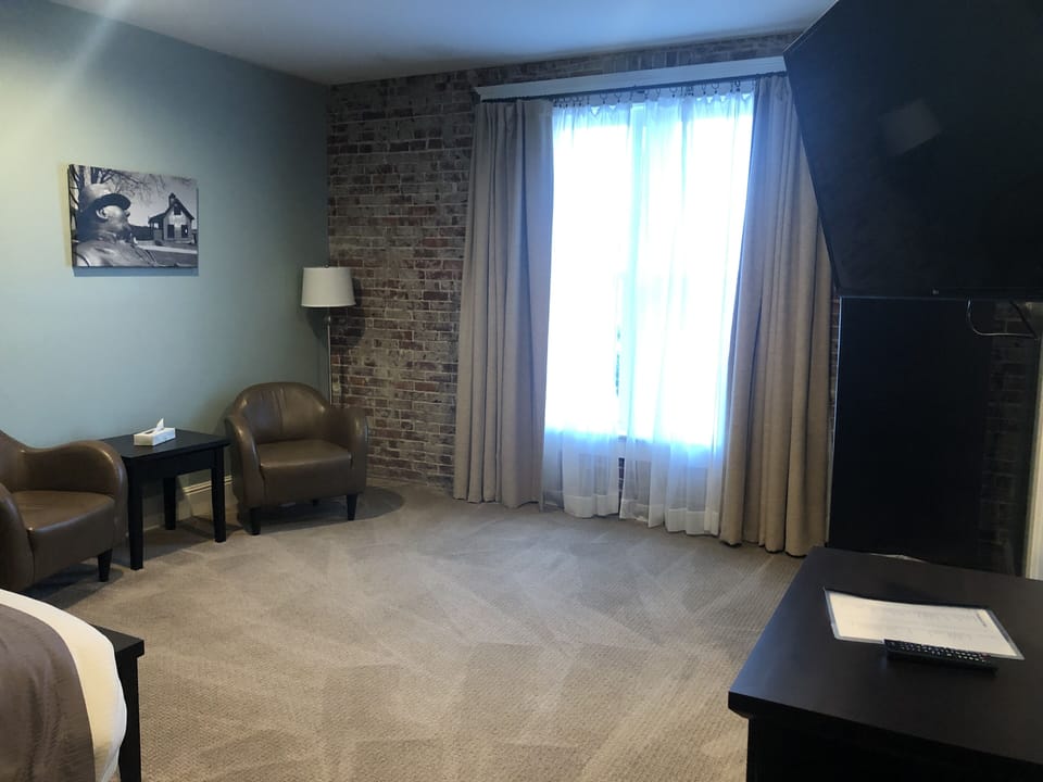 Standard Room, 1 King Bed | Desk, free rollaway beds, free WiFi, bed sheets