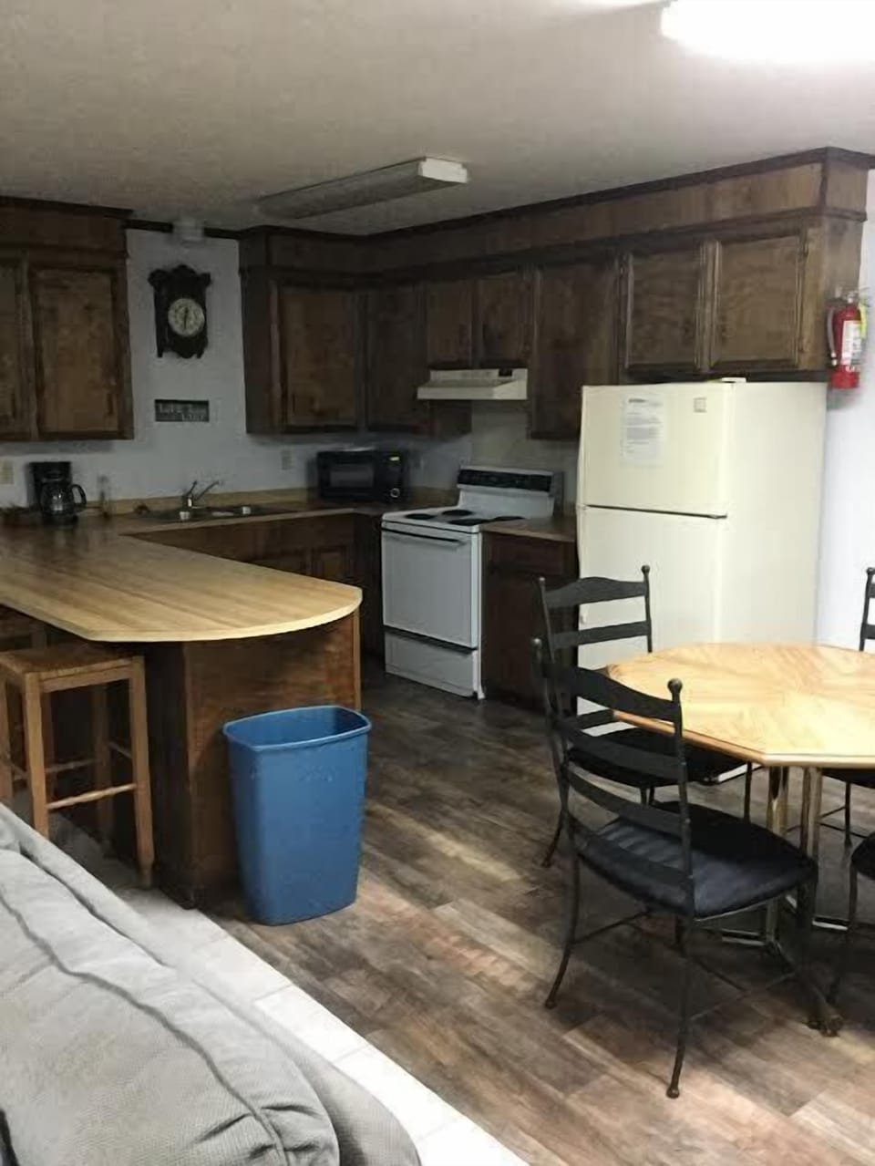 Fridge, coffee/tea maker