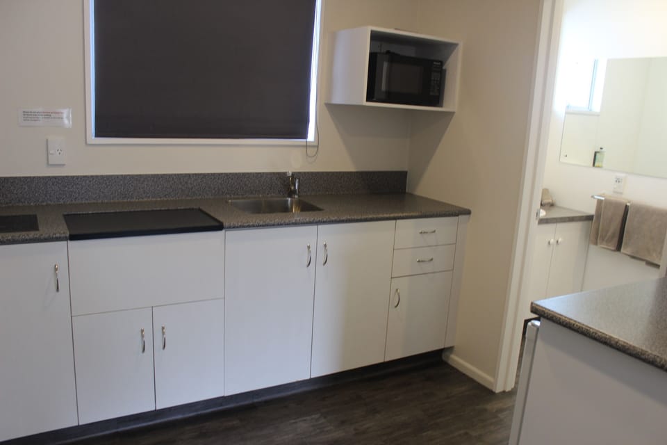 Studio | Private kitchenette | Fridge, microwave, coffee/tea maker, electric kettle