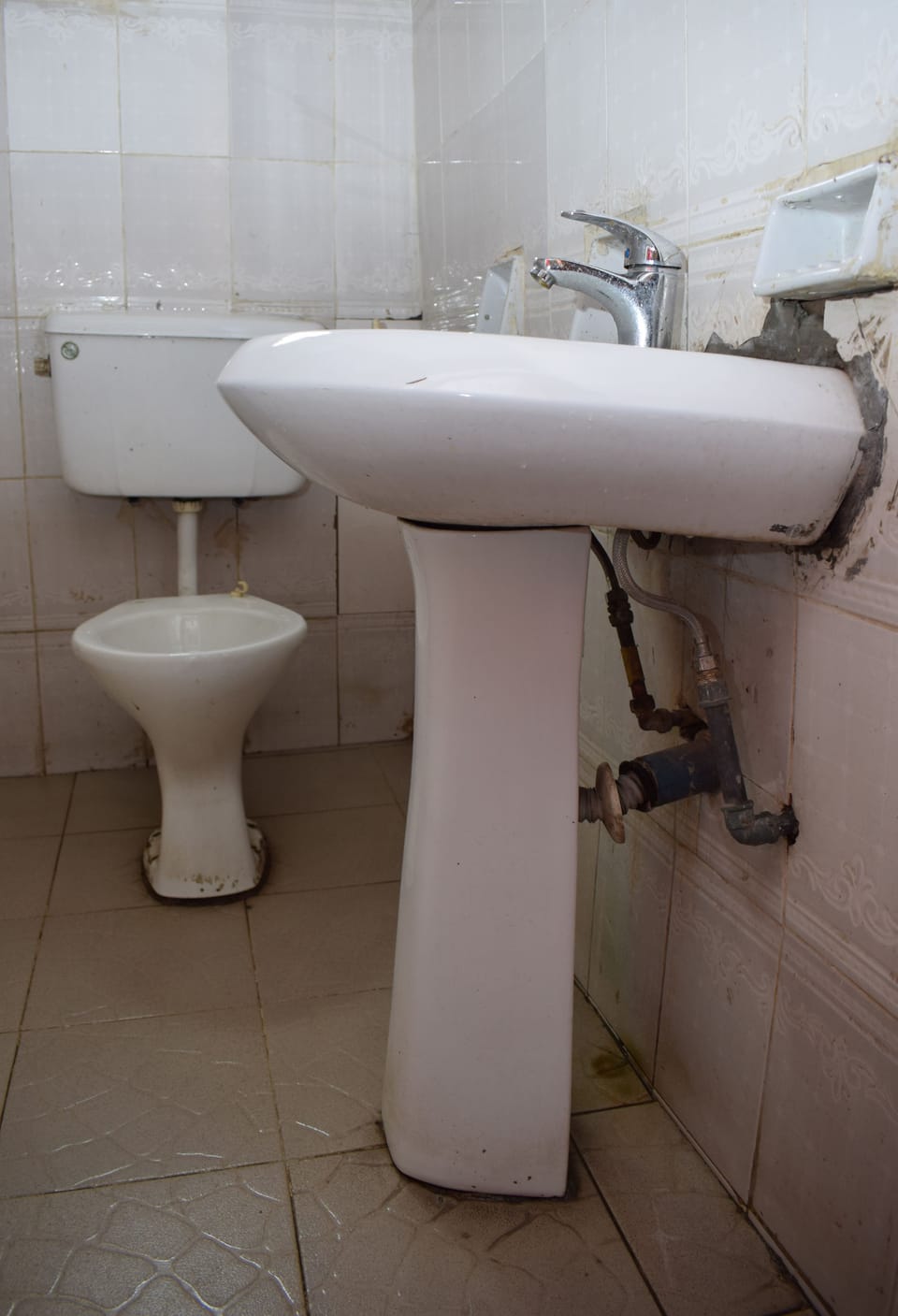Shower, rainfall showerhead, free toiletries, towels