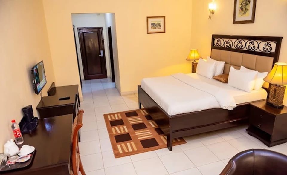 Executive Room, 1 Queen Bed | Desk, laptop workspace, bed sheets