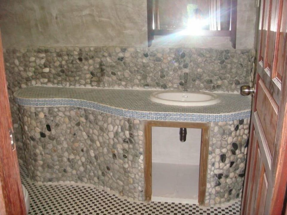 Deluxe Room | Bathroom | Shower, free toiletries, towels