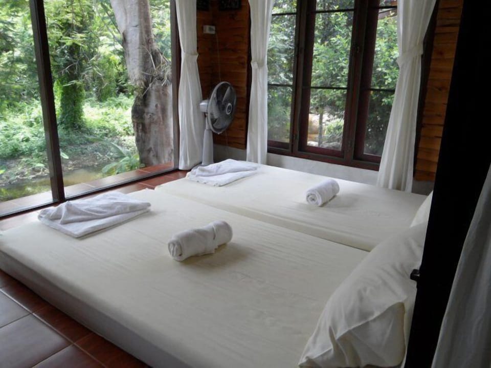 Baan Chang Sri Siam | Desk, rollaway beds (surcharge), WiFi (free)