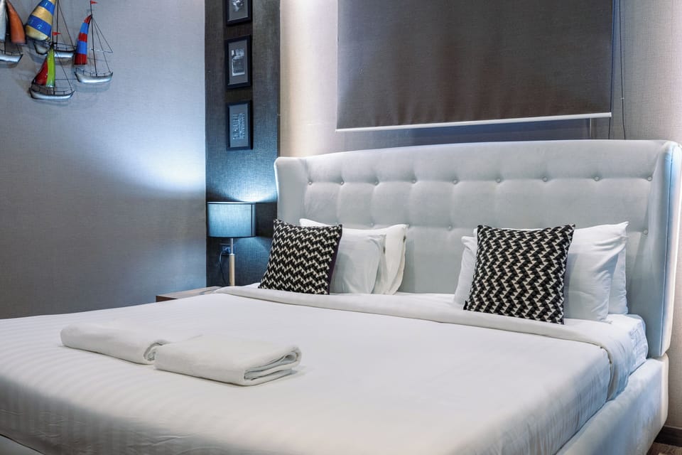 Family room, Share Bathroom | In-room safe, individually decorated, blackout drapes, free WiFi