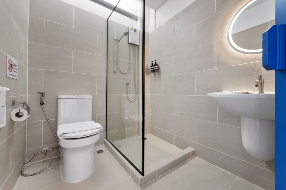 Exclusive Double Room | Bathroom | Shower, free toiletries, hair dryer, towels