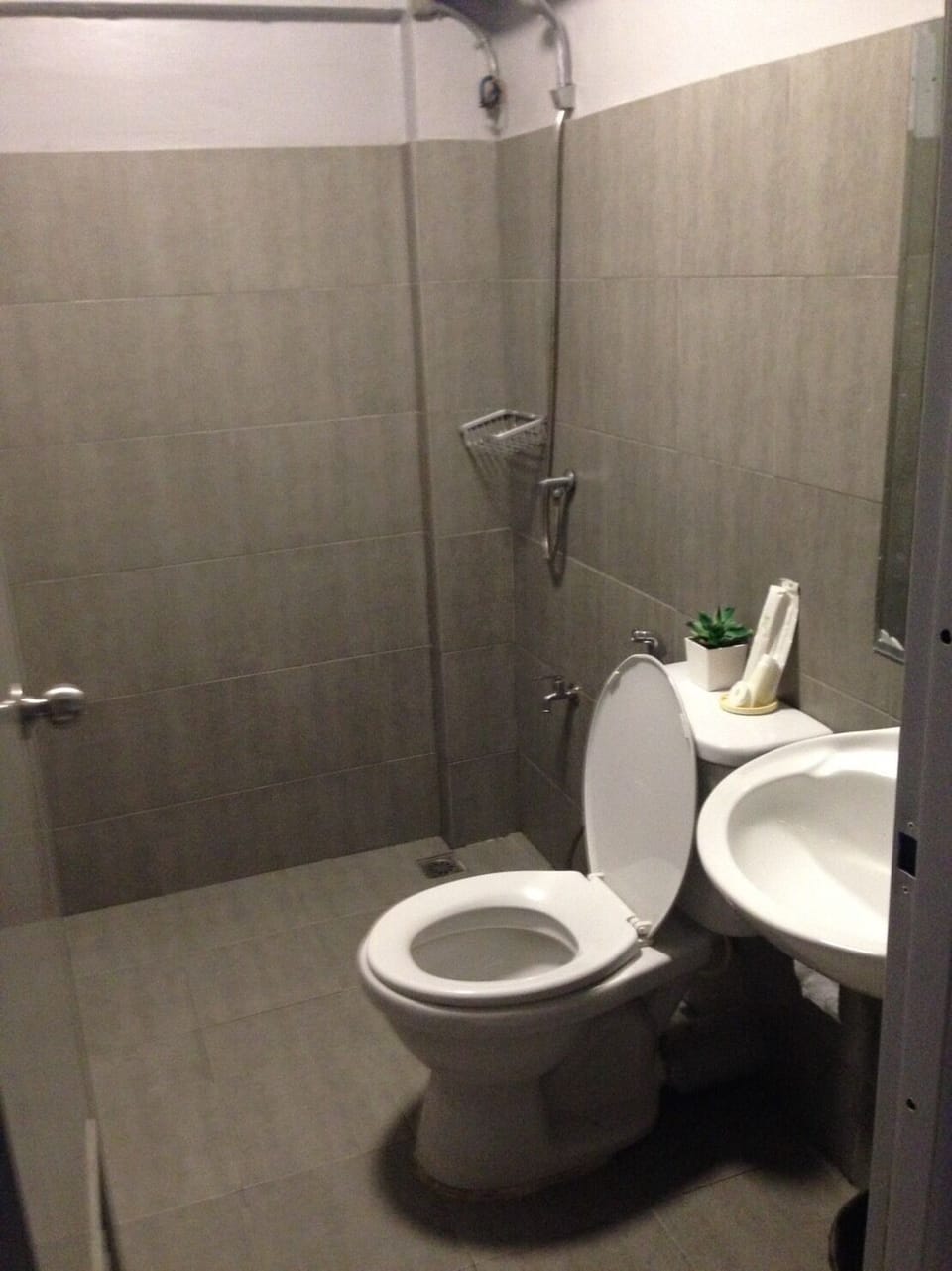 Basic Studio, 1 Queen Bed, Ensuite | Bathroom | Shower, rainfall showerhead, free toiletries, hair dryer