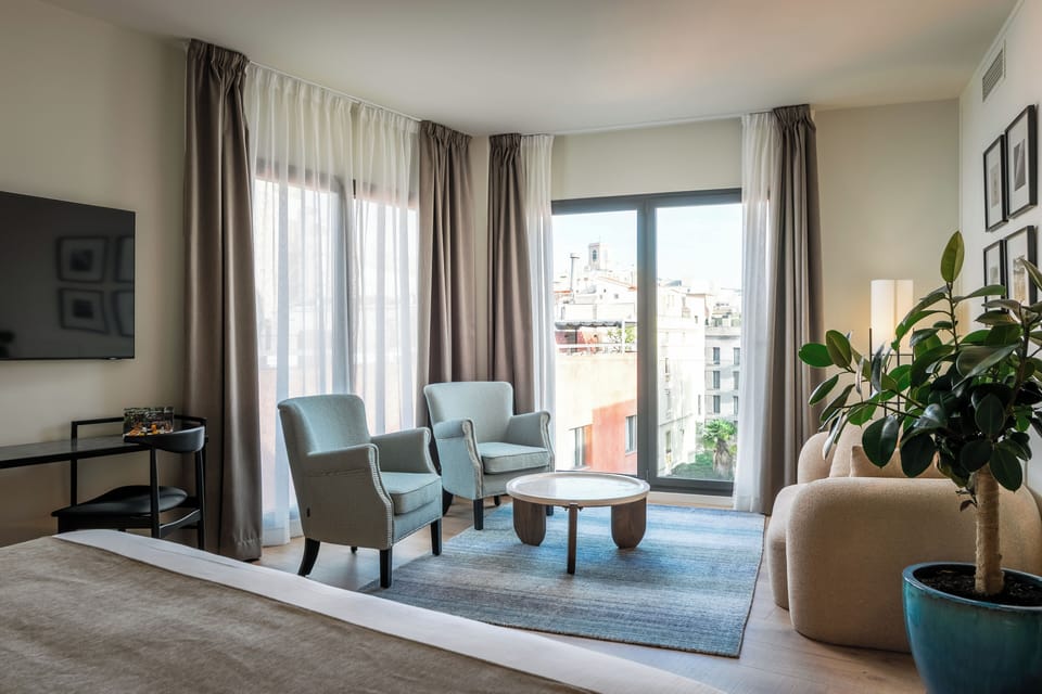 Junior Suite | Hypo-allergenic bedding, minibar, in-room safe, desk