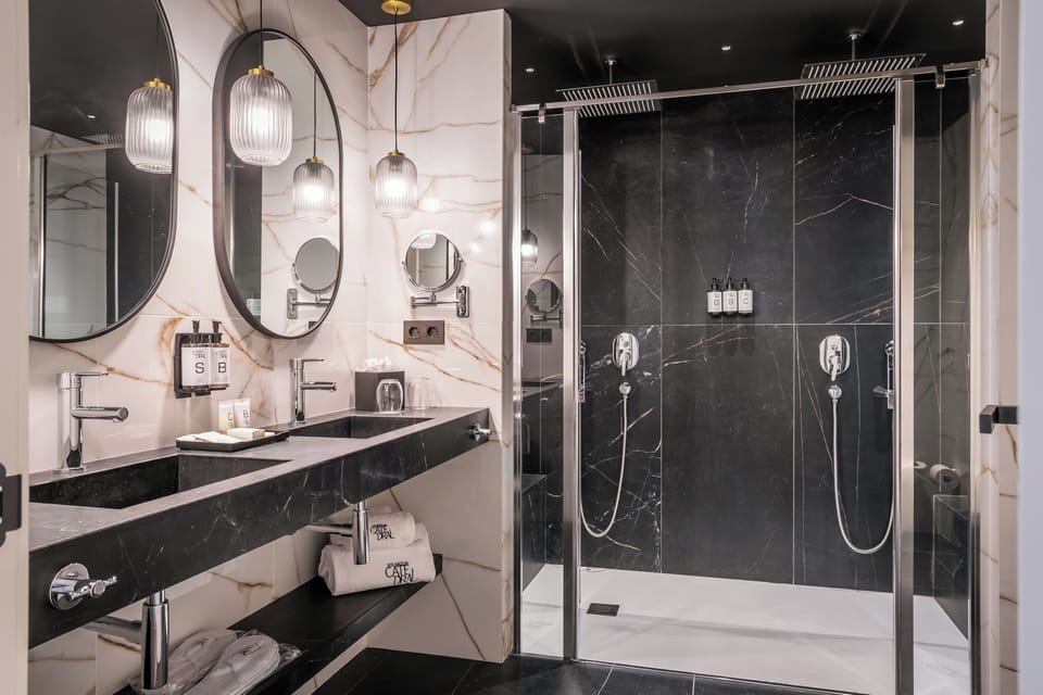Junior Suite | Bathroom | Free toiletries, hair dryer, slippers, towels