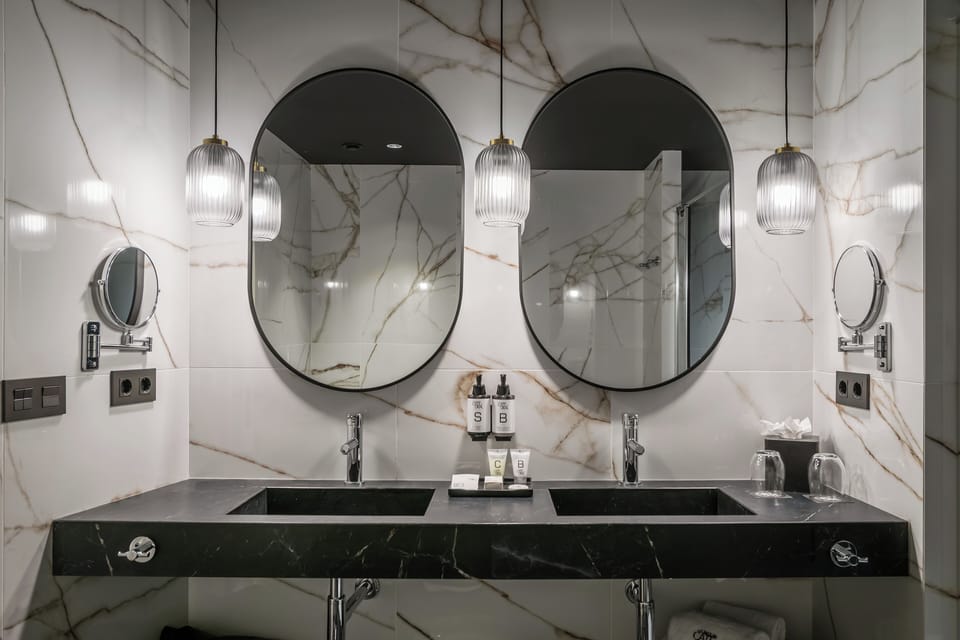 Junior Suite | Bathroom | Free toiletries, hair dryer, slippers, towels