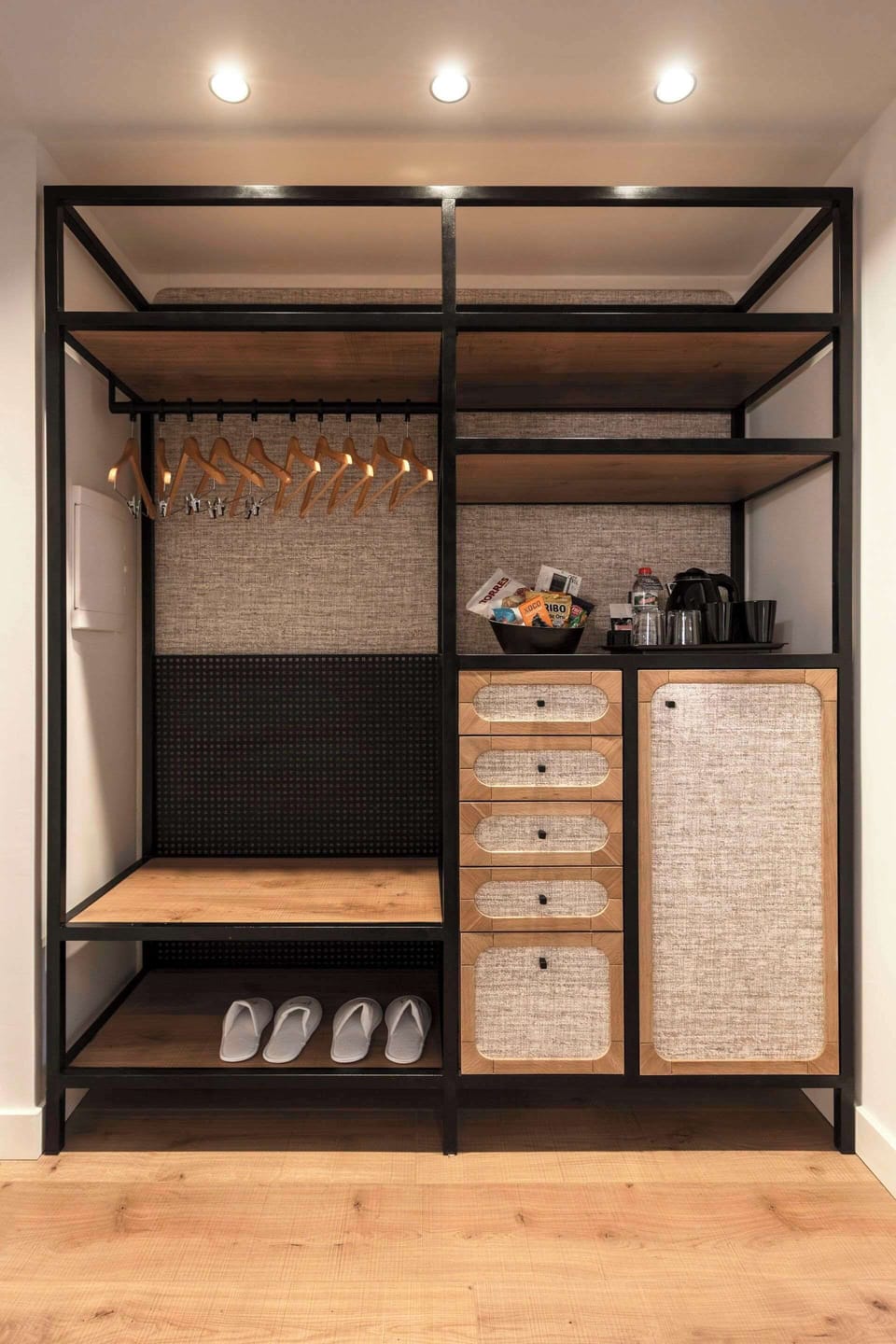 Hypo-allergenic bedding, minibar, in-room safe, desk