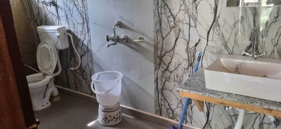 Shower, free toiletries, towels