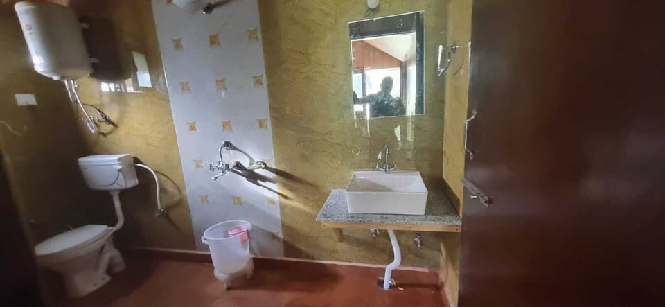 Shower, free toiletries, towels