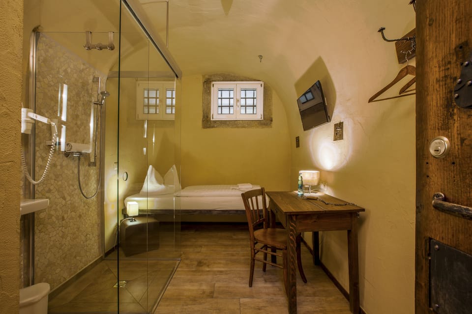 Basic Single Room | Desk, laptop workspace, iron/ironing board, free WiFi