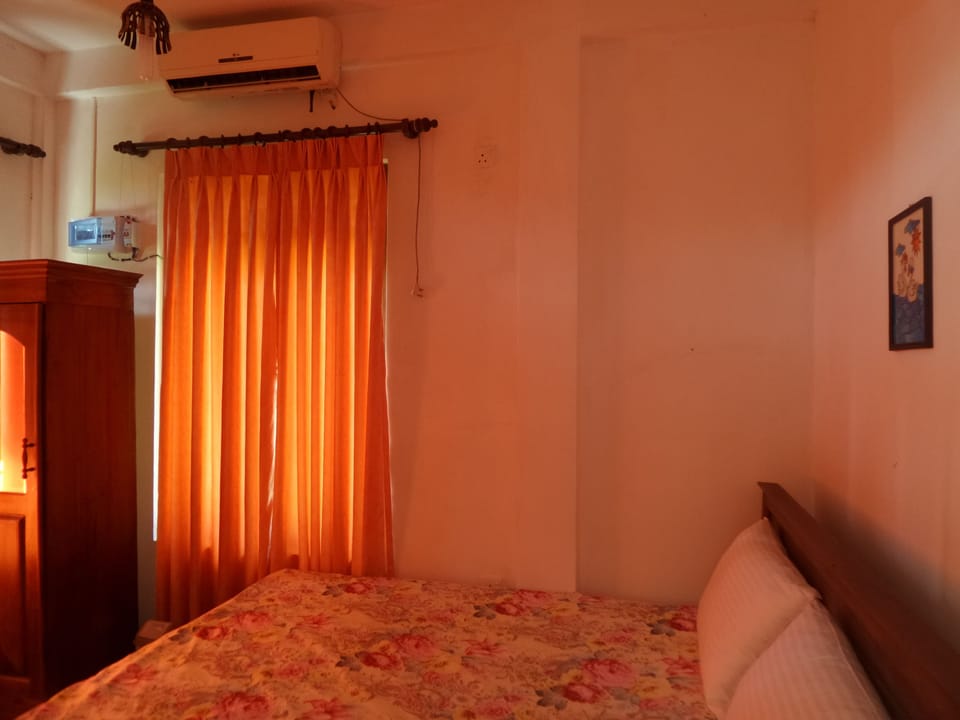 Deluxe Double Room, Lake View, Lakeside | Iron/ironing board (on request), WiFi (free), bed sheets