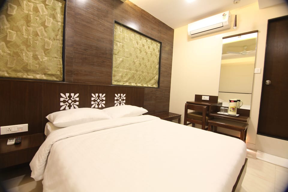 Deluxe Triple Room | Individually furnished, desk, iron/ironing board, free WiFi