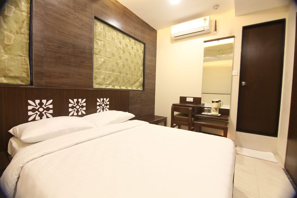 Deluxe Triple Room | Individually furnished, desk, iron/ironing board, free WiFi