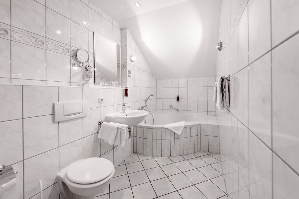 Superior Suite | Bathroom | Free toiletries, hair dryer, towels
