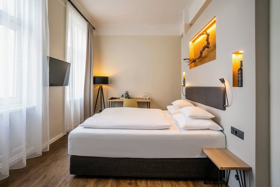 Comfort Room | Hypo-allergenic bedding, in-room safe, desk, laptop workspace