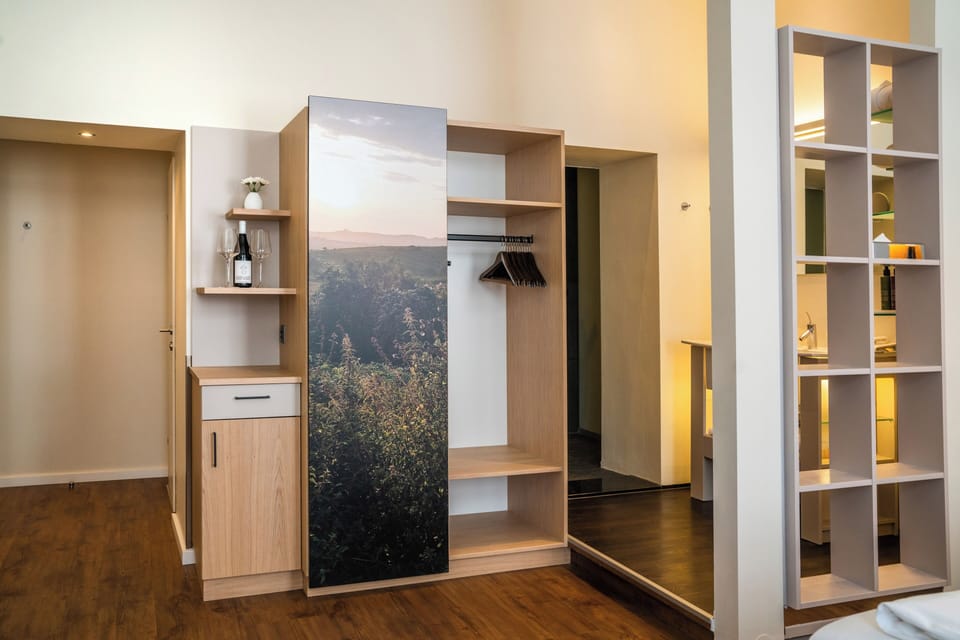 Comfort Room | Hypo-allergenic bedding, in-room safe, desk, laptop workspace