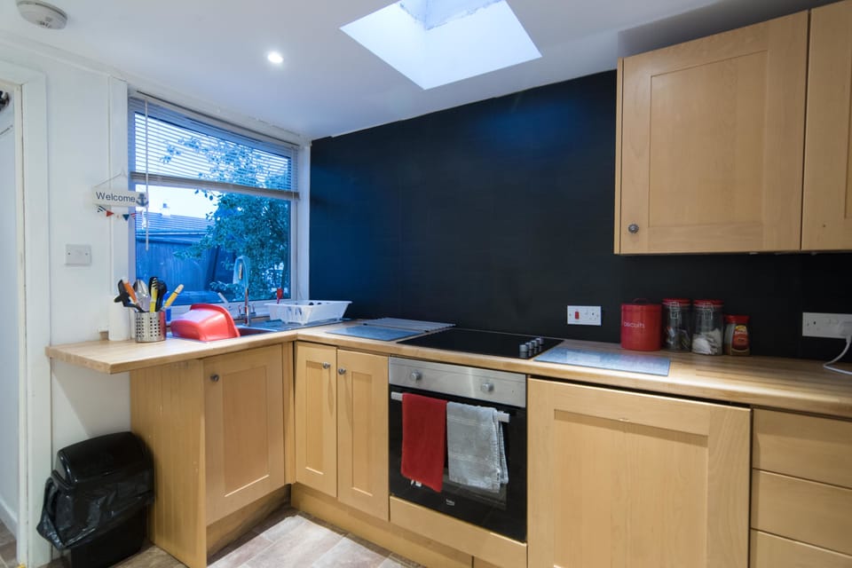 House, 3 Bedrooms | Private kitchen | Fridge, microwave, stovetop, dishwasher