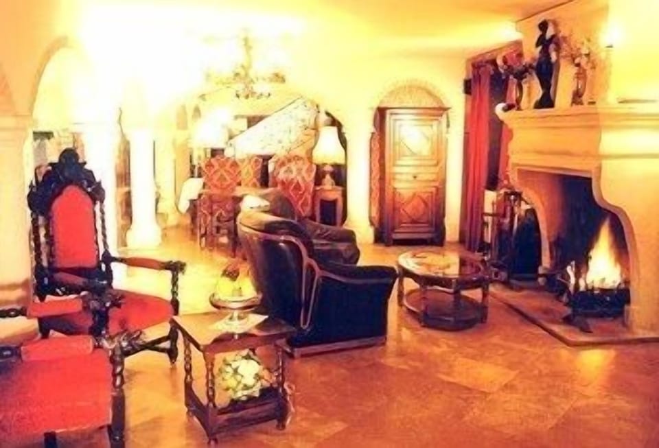 Lobby lounge