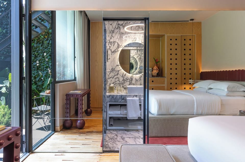 Suite (Verde) | Premium bedding, in-room safe, blackout drapes, WiFi (free)