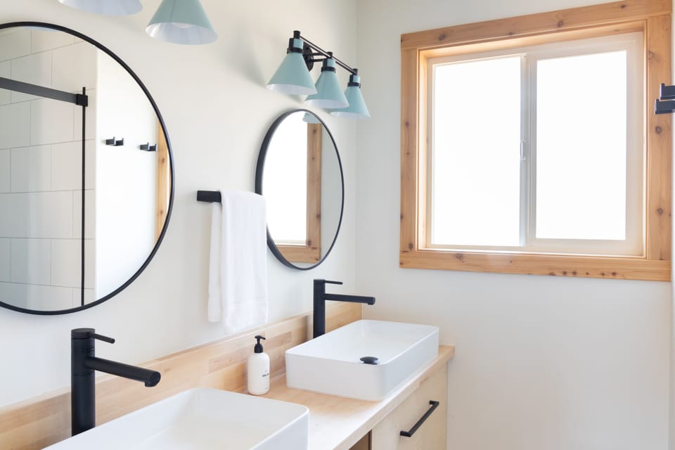 Shower, free toiletries, towels