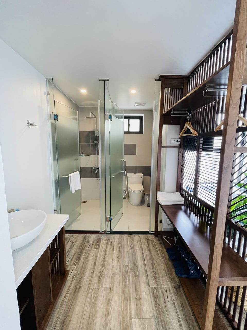 Deluxe Double or Twin Room, Ocean View | Bathroom | Separate tub and shower, free toiletries, hair dryer, slippers