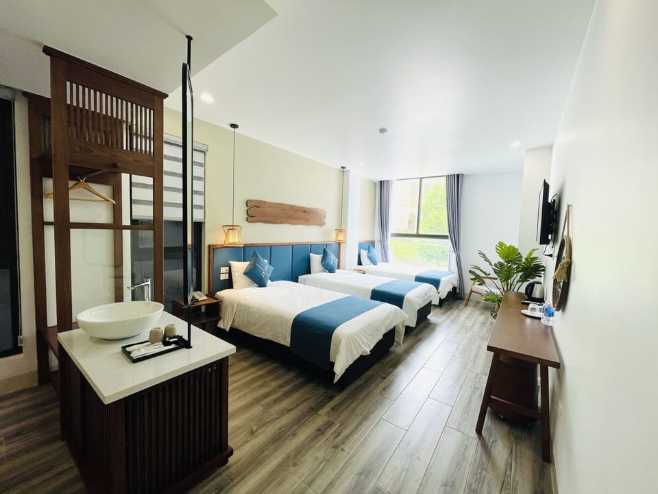Deluxe Triple Room | Minibar, in-room safe, desk, free WiFi