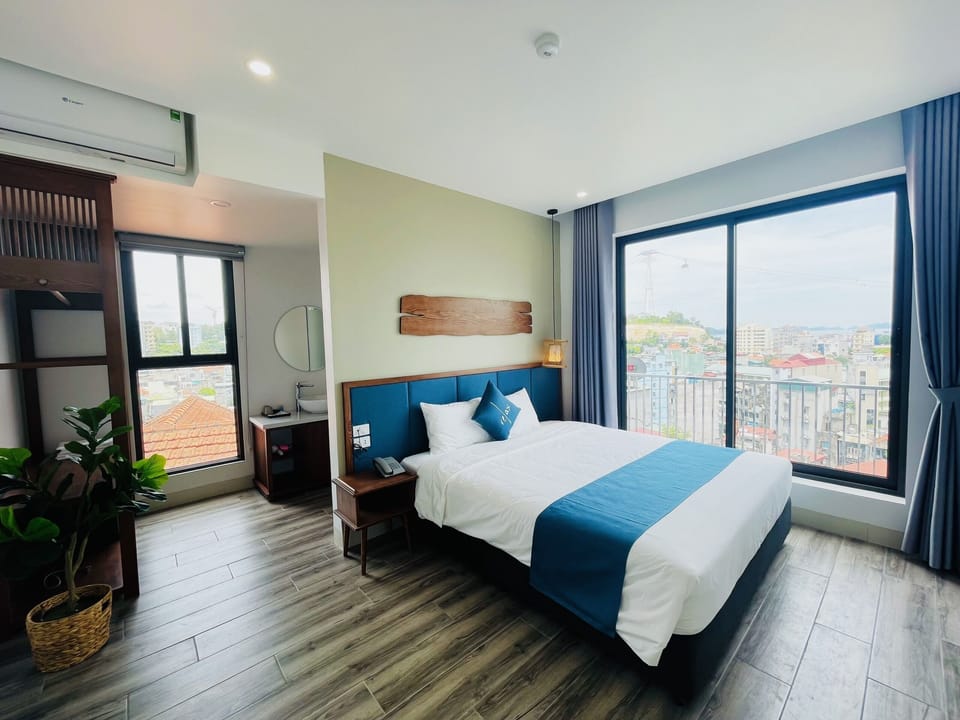 Deluxe Double or Twin Room, Ocean View | Minibar, in-room safe, desk, free WiFi