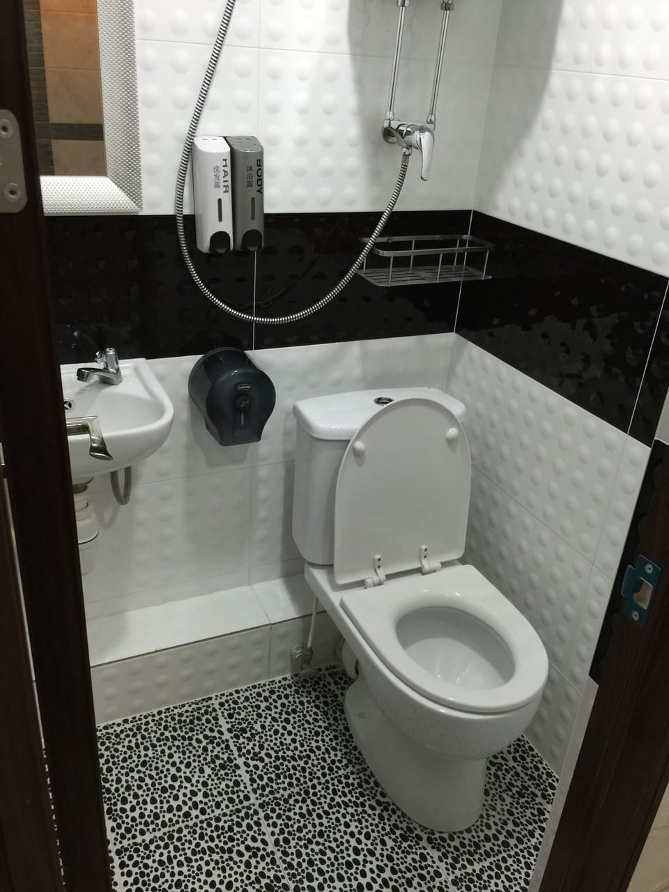 Standard Twin Room | Bathroom | Shower, free toiletries, hair dryer, towels