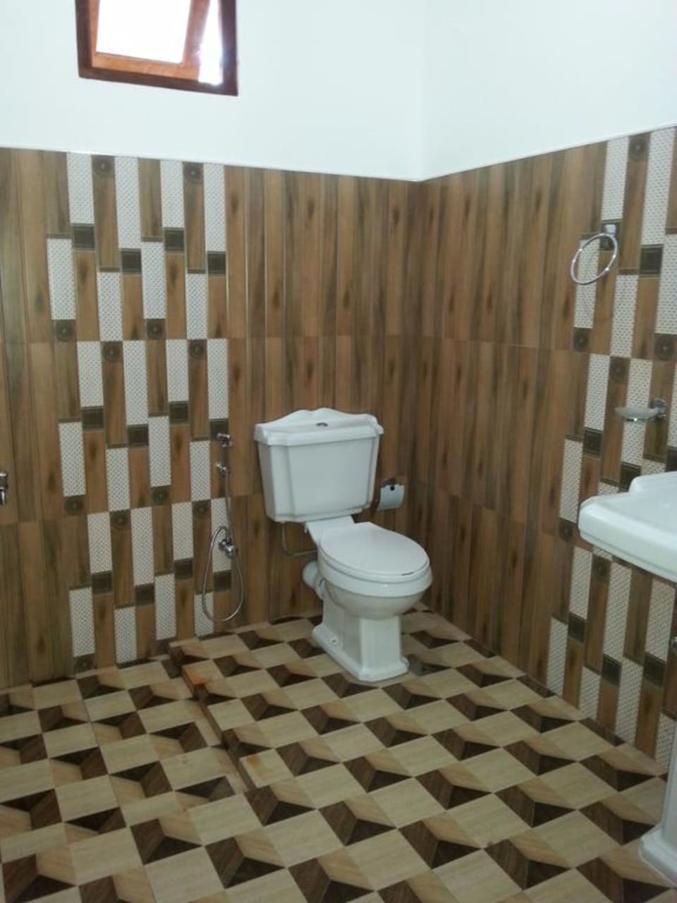 Deluxe Room | Bathroom | Shower, free toiletries, towels