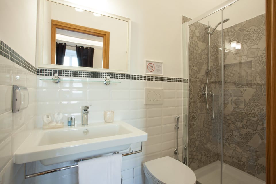 Deluxe Room | Bathroom | Shower, hair dryer, bathrobes, towels