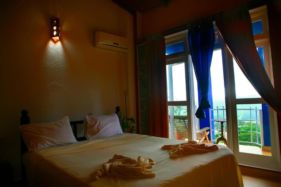 Standard Double Room with Bathtub | In-room safe, individually decorated, individually furnished, desk