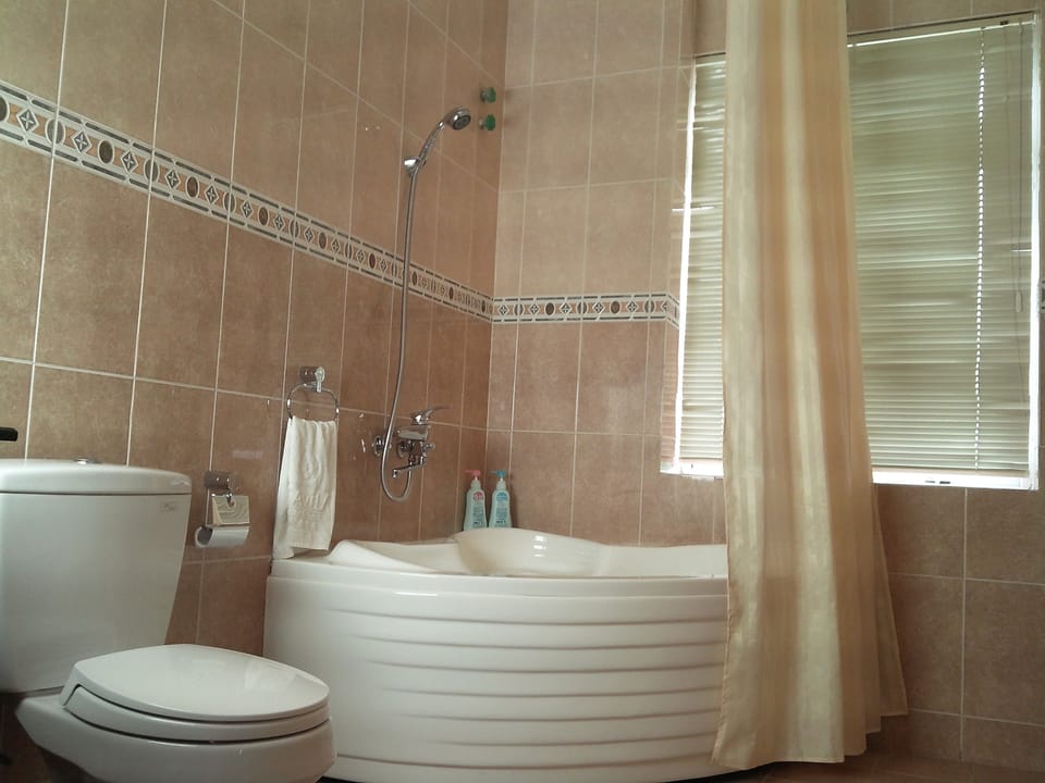 Combined shower/tub, deep soaking tub, designer toiletries, hair dryer