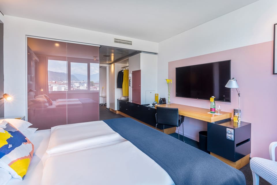 Hypo-allergenic bedding, minibar, in-room safe, desk