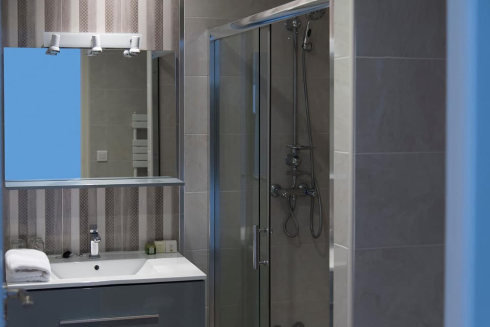 Rainfall showerhead, free toiletries, hair dryer, towels