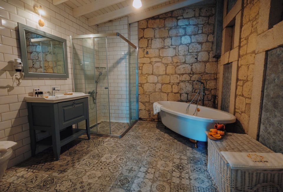 Luxury Room, 1 Queen Bed, Bathtub, City View | Bathroom | Free toiletries, hair dryer, slippers, towels