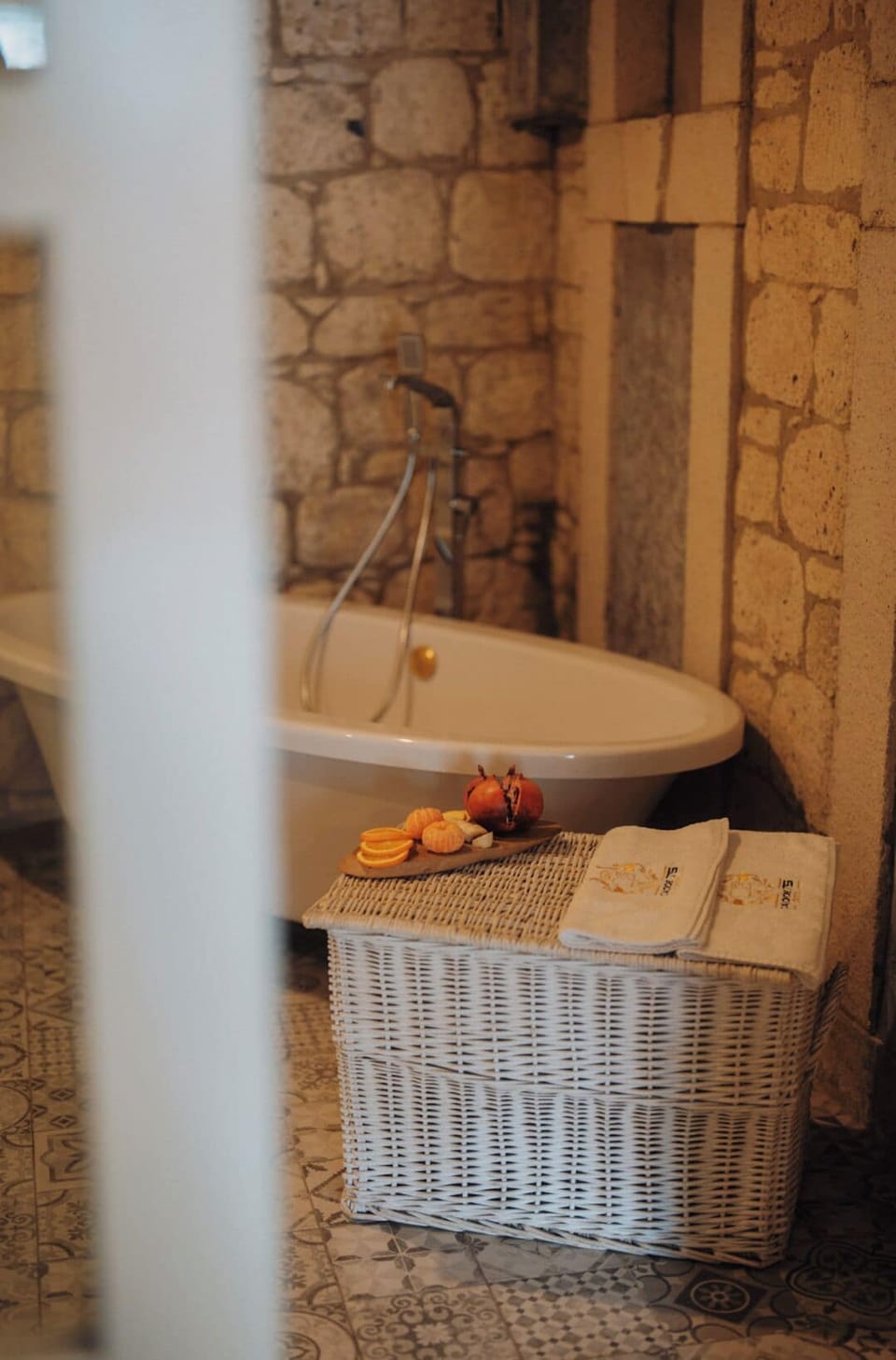 Luxury Room, 1 Queen Bed, Bathtub, City View | Bathroom | Free toiletries, hair dryer, slippers, towels