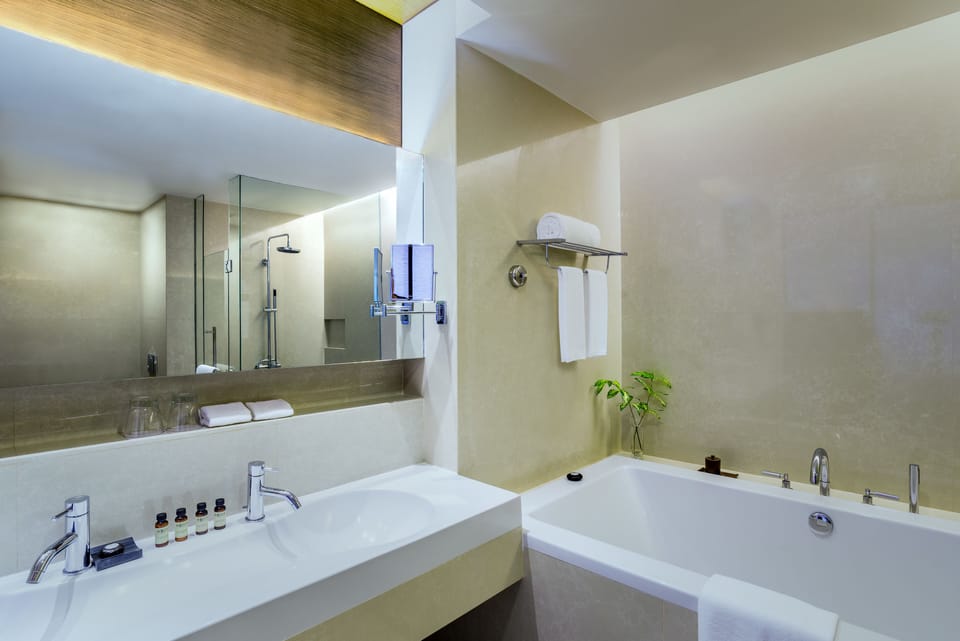 Executive Suite Room, Lounge Access, 1 King Bed, High Floor | Bathroom | Shower, rainfall showerhead, designer toiletries, hair dryer