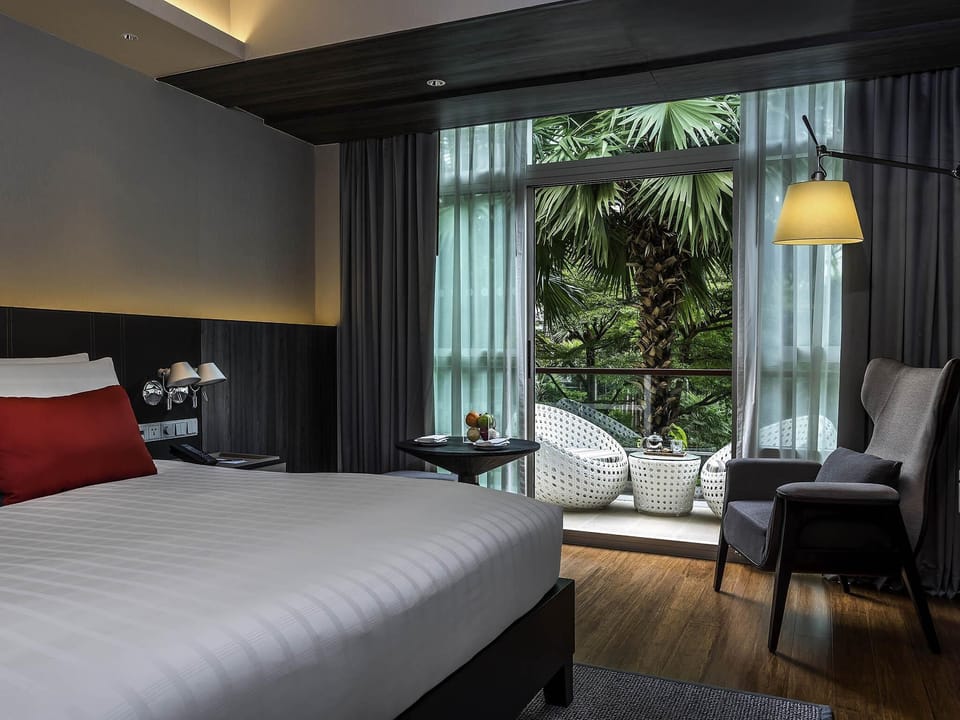 Premium Deluxe Room, 1 King Bed, Balcony | Premium bedding, down comforters, pillowtop beds, minibar