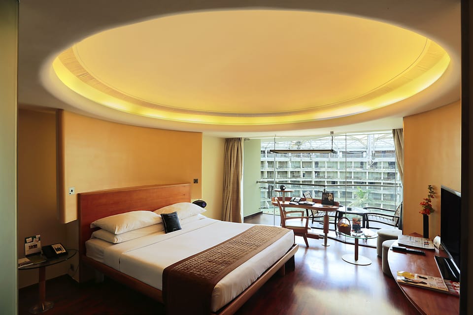 Mercury Lagoon View Room with Bath Tub and Private Balcony - King Bed | Minibar, in-room safe, desk, blackout drapes
