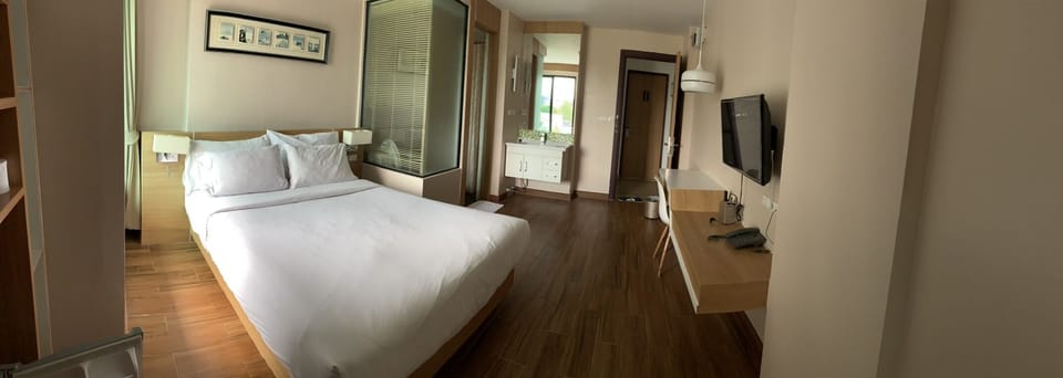 Deluxe Room | In-room safe, blackout drapes, free WiFi
