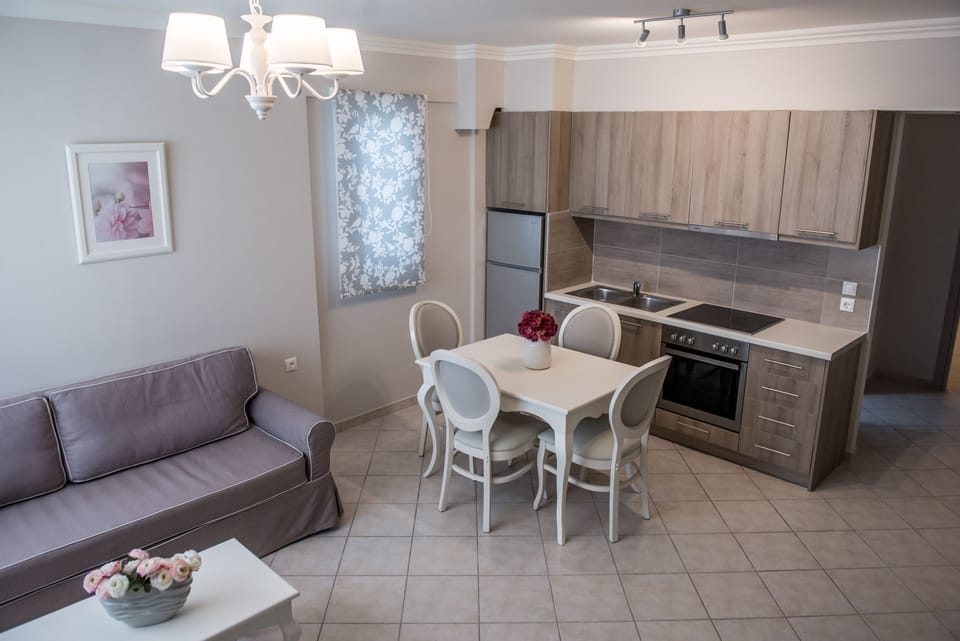 Suite, Jetted Tub | Living area | 32-inch flat-screen TV with satellite channels, TV