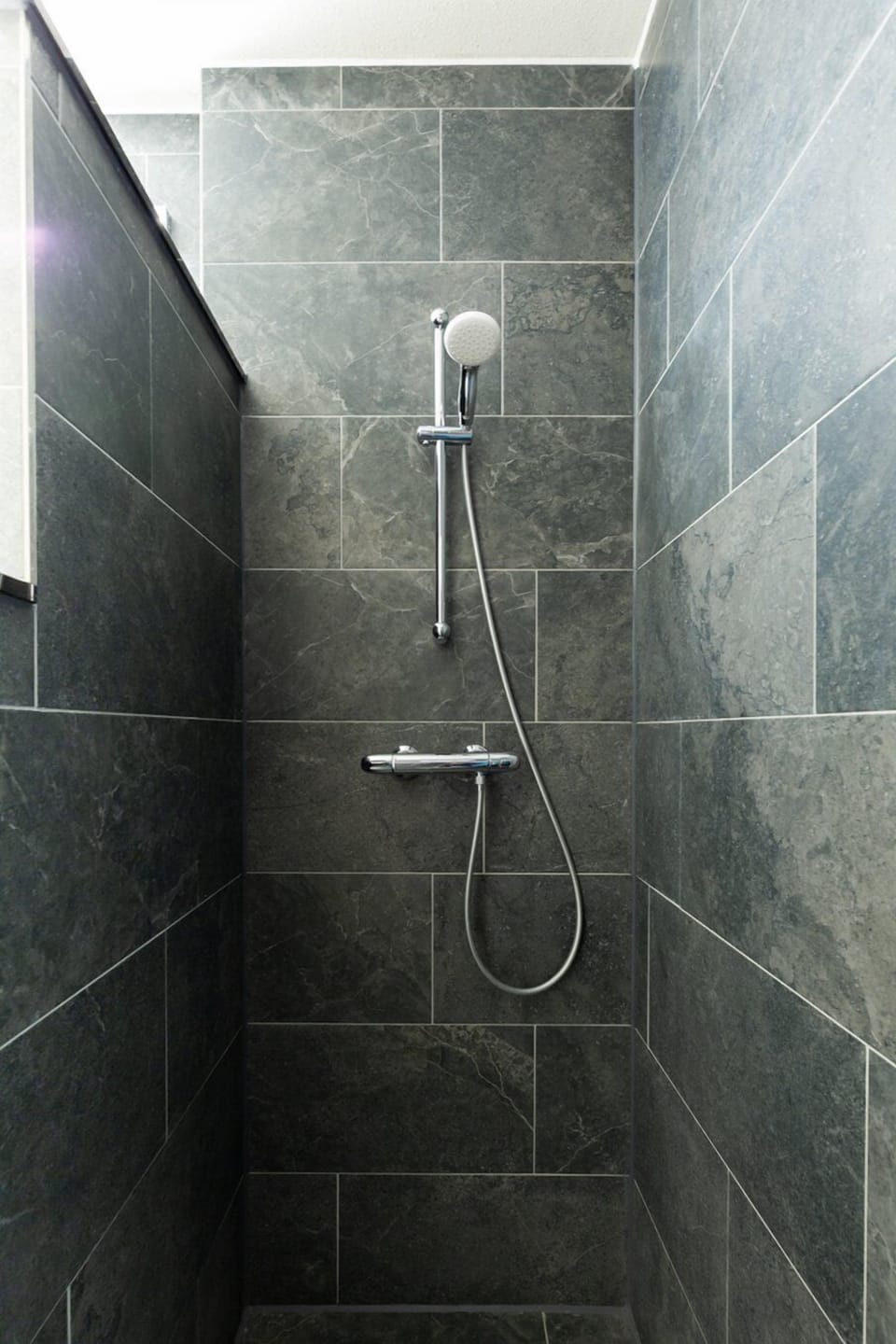 Deluxe Twin Room, 2 Twin Beds | Bathroom | Shower, free toiletries, hair dryer, towels