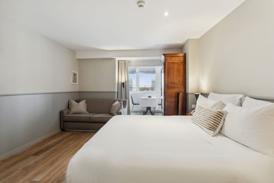 Junior Studio Suite | In-room safe, individually decorated, individually furnished, desk